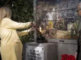 La presidenta de la Comunidad de Madrid, Cristina Cifuentes, enciende una llama votiva en la capilla del cementerio de La Florida.