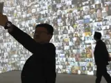 Un visitante se hace un selfi durante la inauguración de la exposición 'Selfie to Self-Expression' en la Saatchi Gallery de Londres.