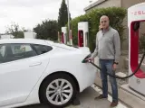 El valenciano Aland Bru, junto con su Tesla Model S.