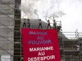 Activistas de Femen han desplegado una pancarta contra la candidata presidencial de ultraderecha Marine Le Pen en una iglesia de Hénin-Beaumont, en la región de Paso de Calais, en el norte de Francia.