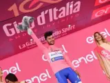 Fernando Gaviria, ciclista colombiano del Quick Step, celebra llevar la 'maglia rosa' del Giro de Italia.