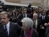 El expresidente de la Generalitat Jordi Pujol y su esposa Marta Ferrusola abandonan la Ciudad de la Justicia de Barcelona tras ser interrogados.
