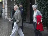 El expresidente de la Generalitat, Jordi Pujol, acompañado de su esposa, Marta Ferrusola, salen de su domicilio de Barcelona.