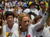Fotografía de este sábado 6 de mayo de 2017 de la esposa del líder opositor preso Leopoldo López, Lilian Tintori (c), junto a la madre de López, Antonieta Mendoza (2i).