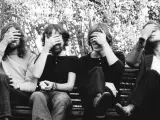 Los cuatro músicos de Pink Floyd posan con los ojos tapados en 1971
