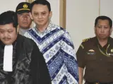 El gobernador de Yakarta, Basuki Tjahaja Purnama (c-d), popularmente conocido como "Ahok", entra en el tribunal durante su juicio.