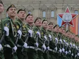Varios militares participan en el desfile militar por el Día de la Victoria en la Plaza Roja de Moscú (Rusia).