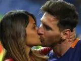 Leo Messi y Antonella Roccuzzo se besan tras la final de la Copa del Rey en mayo de 2016.