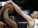 El jugador James Harden (i) de Houston Rockets en acción ante Manu Ginobili (d) de San Antonio Spurs.