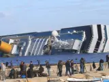 Periodistas captan imagenes del crucero 'Costa Concordia', semihundido en aguas de la isla italiana de Giglio.
