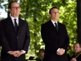 El presidente saliente, François Hollande, y el presidente electo, Emmanuel Macron, asisten a una ceremonia que conmemora el aniversario de la abolición de la esclavitud en los Jardines de Luxemburgo en París (Francia).