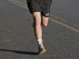 Piernas de un hombre participando en una prueba de 'running'.