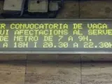 Un letrero luminoso informa de la huelga del metro de Barcelona.