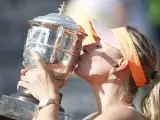 La tenista rusa María Sharapova besa la copa de campeona de Roland Garros en 2014.