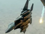 Caza F-15E Strike Eagle de Estados Unidos tras un reabastecimiento en vuelo