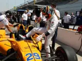 Fernando Alonso se sube a su monoplaza, este lunes, en el circuito de Indianapolis.