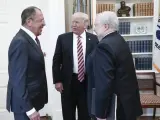 El presidente de EE UU, Donald Trump; el ministro ruso de Exteriores, Serguéi Lavrov; y el embajador ruso en Estados Unidos, Sergei Kislyak, durante su reunión en la Casa Blanca, en Washington, el pasado 10 de mayo.