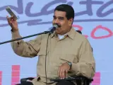 Nicolás Maduro (i), hablando durante un acto con simpatizantes transmitido por la televisión estatal VTV.