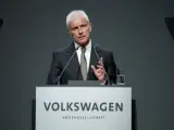 El presidente del fabricante automovilístico alemán Volkswagen, Matthias Müller, pronuncia un discurso durante la junta de accionistas de la compañía en la Deutche Messe AG en Hanover (Alemania).