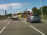 Un perro se cae del coche en una autopista de Londres.