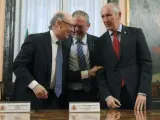 Cristóbal Montoro, el consejero de Hacienda y Economía vasco, Pedro Azpiazu, y el portavoz del Gobierno vasco, Josu Erkoreka.