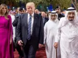 En la imagen, Melania Trump con la cabeza descubierta en un acto en el país árabe.