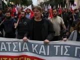 Manifestantes del sindicato de comerciantes participan en Atenas en una marcha en contra de las nuevas medidas de austeridad aprobadas por el Parlamento griego.