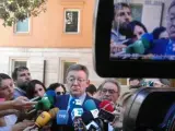 Ximo Puig atiende a los medios de comunicación, este lunes, en Les Corts.