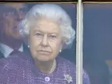 La reina Isabel II de Inglaterra mira por la ventana del Palacio de Buckingham.