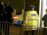 Oficiales armados patrullan cerca del Manchester Arena, en Manchester (Reino Unido), tras la explosión registrada en el estadio al finalizar un concierto de la cantante Ariana Grande.