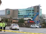 Cordón de seguridad en el exterior del Manchester Arena, tras el atentado que se produjo este lunes durante un concierto de Ariana Grande.
