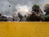 Agentes de la Guardia Nacional Bolivariana disparan bombas de humo para dispersar a unos manifestantes, en Caracas (Venezuela).