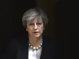 La primera ministra británica Theresa May durante la declaración realizada ante la residencia oficial de Downing Street en Londres, tras el atentado que la pasada noche costó la vida a 22 personas, entre ellos niños, en el Manchester Arena al hacer explosión un artefacto durante la celebración de un concierto de Ariana Grande.