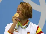 Mireia Belmonte, con la medalla de oro de los 200 mariposa obtenida en los Juegos Olímpicos de Río 2016.