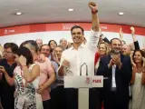 Pedro Sánchez levanta el puño durante su comparecencia tras ganar las primarias.