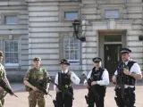 Soldados y policías británicos vigilan en los alrededores del Palacio de Buckinham, en Londres (Reino Unido).