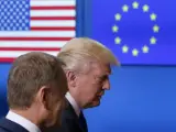 El presidente del Consejo Europeo, Donald Tusk (i), da la bienvenida al presidente de EEUU, Donald Trump, antes de su reunión en Bruselas.
