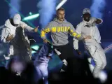 El cantante canadiense Justin Bieber baila durante un concierto en el Estadio Nacional de Santiago (Chile).