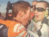 Imagen publicada en Instagram por Roger Hayden, hermano del fallecido piloto de MotoGP Nicky Hayden, en la que se ve a ambos celebrando la proclamación de Nicky Hayden como campeón del mundo en Valencia, en 2006.