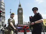 Un soldado y un policía británico vigilan cerca del Parlamento en Londres (Reino Unido), días después del atentado de Mánchester.