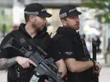Agentes de policía británicos permanecen en guardia en el centro de Mánchester.