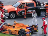 El piloto español Fernando Alonso, de Andretti Autosport, abandona su coche tras una avería técnica cuando faltaban 21 vueltas para el final de la 101 edición de las 500 Millas de Indianápolis.