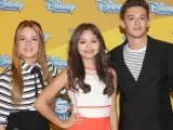 Los protagonistas de 'Soy Luna', (de izda a dcha), Ana Jara, Karol Sevilla y Ruggero Pasquarelli.