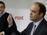 Los hasta ahora coordinadores del área Política y Económica de la Ponencia marco del PSOE, Eduardo Madina (i) y José Carlos Díez (d).