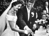 John F. Kennedy (d) junto a Jacqueline Bouvier Kennedy, mientras cortan la tarta nupcial, en Newport, Rhode Island (EE UU), el 12 de septiembre de 1953.