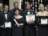 El actor Joaquin Phoenix (mejor actor) posa junto a la directora escocesa Lynne Ramsay, el director sueco Ruben Ostlund (mejor película) y la actriz alemana Diane Kruger (mejor actriz) al término de la ceremonia de premios del Festival de Cannes.