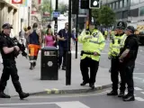 Policías armados patrullan cerca del Manchester Arena, en Manchester (Reino Unido).