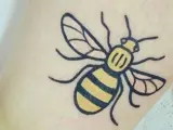 Una ciudadana de Mánchester muestra en Instagram el tatuaje de la abeja.