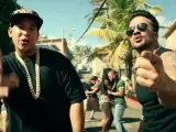 Daddy Yankee y Luis Fonsi, en el videoclip de 'Despacito'.