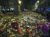 Decenas de objetos, ramos de flores velas dejados durante una vigilia en honor a las víctimas del atentado terrorista del pasado 22 de mayo en Mánchester.
